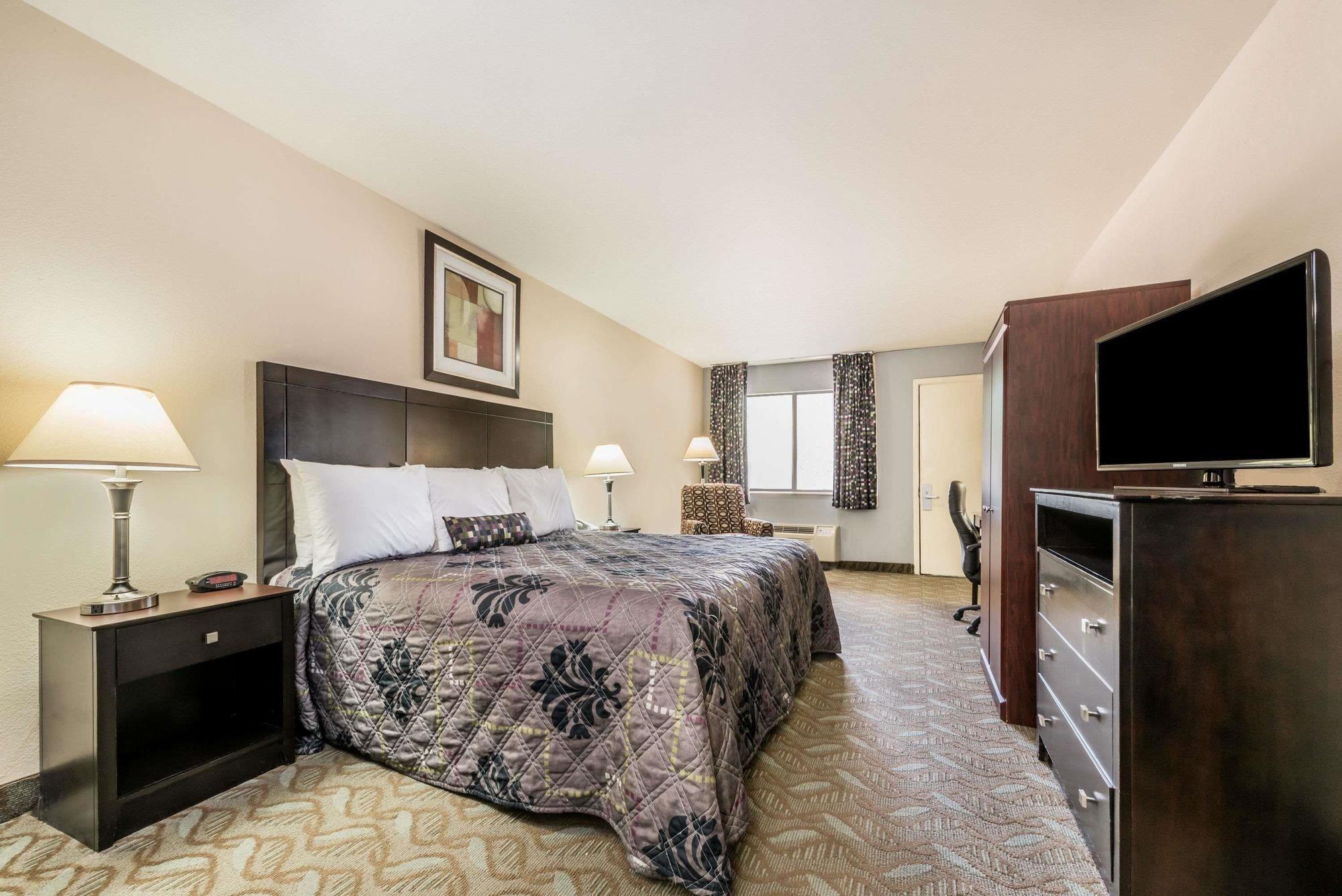 Days By Wyndham Bryan Hotel *